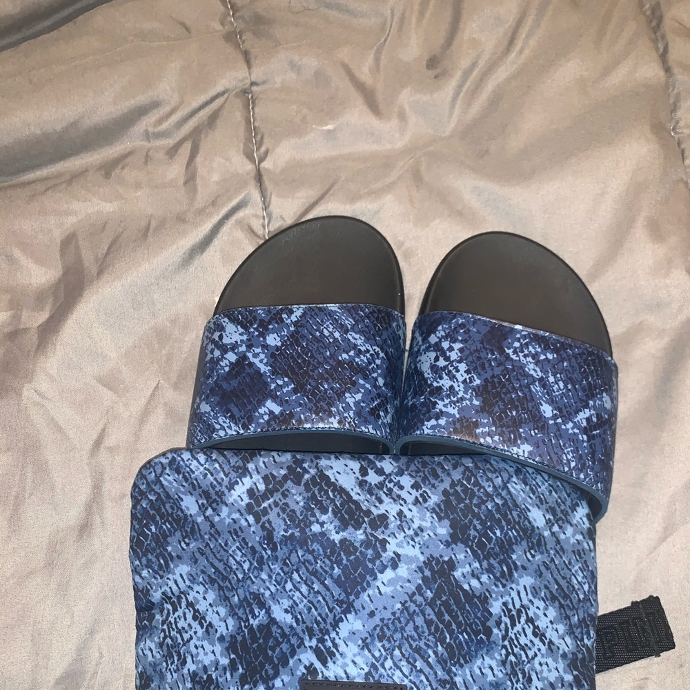🌟✨Pink Slides with matching bag.🌟✨ - Picture 2 of 2